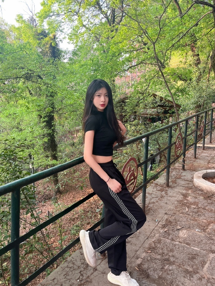 影评配图 · 透明色调下的公路
